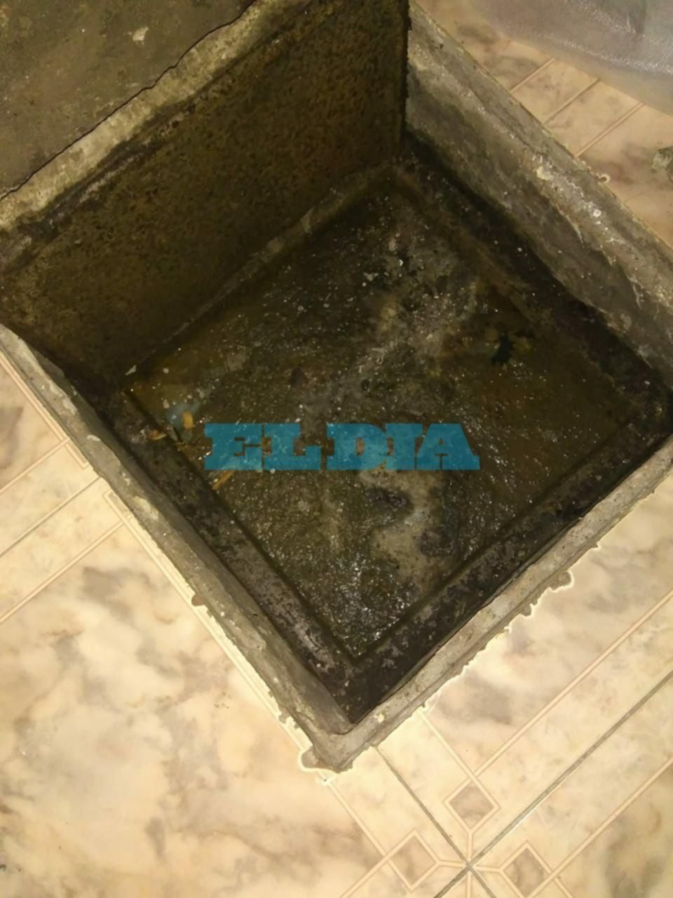 Una vecina de Altos de San Lorenzo, con la cloaca "a punto de estallar"