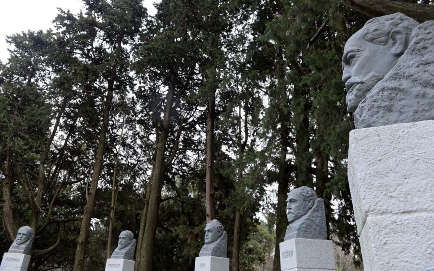 Vuelven a restaurar el monumento de los "Cinco Sabios"
