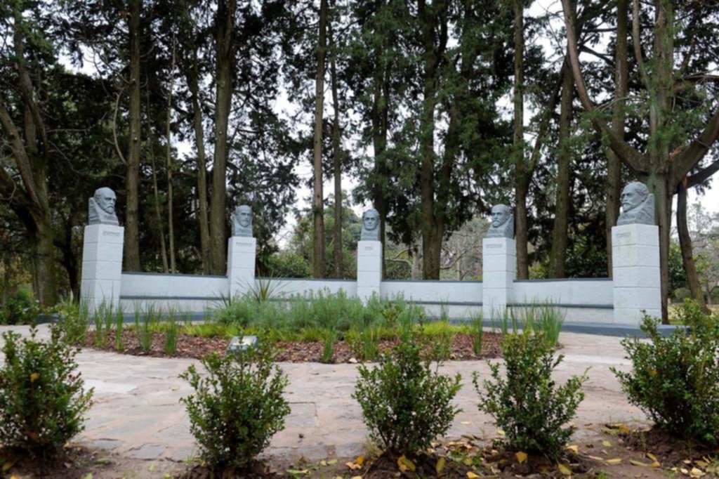 Restauran el monumento a los “Cinco Sabios” tras otro ataque vandálico