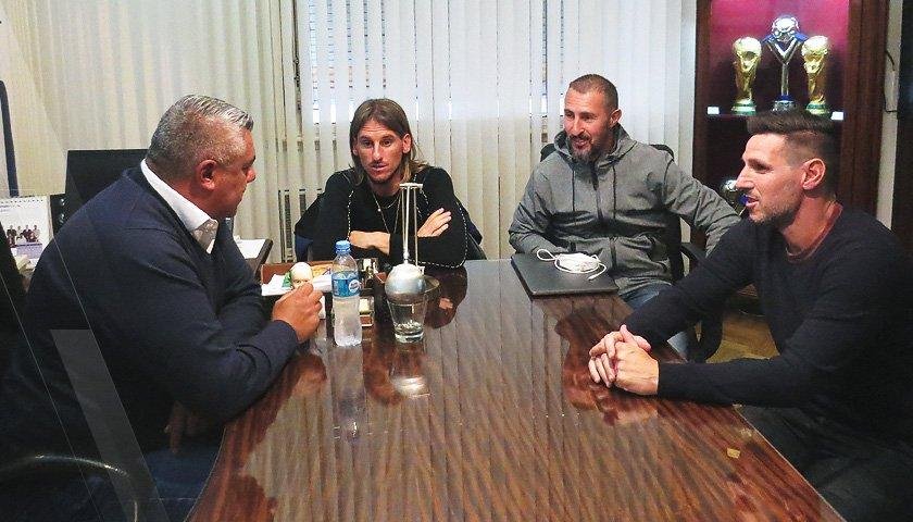 Sampaoli más solo que nunca, sigue acorralado por una dirigencia que lo quiere afuera lo antes posible