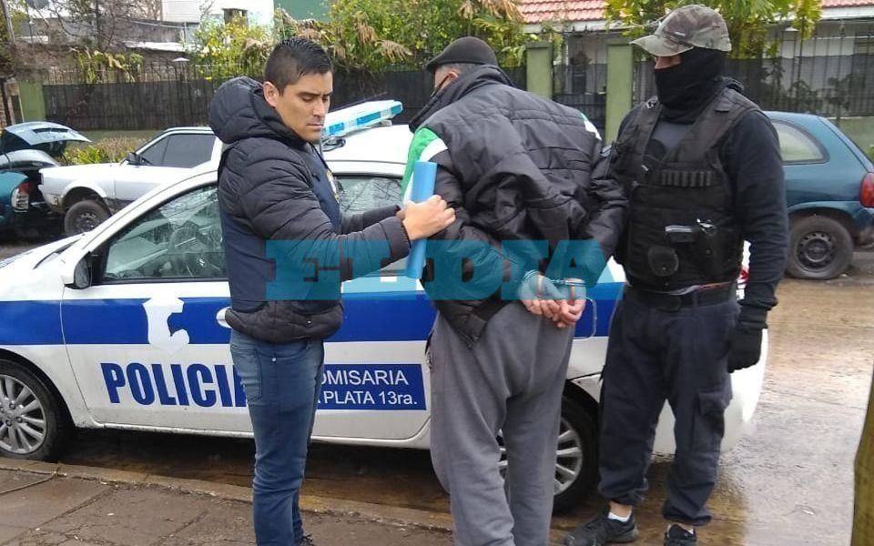 Buscaban a “la banda de los roba ruedas” y detuvieron a un jubilado con un arsenal