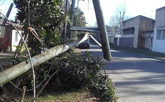 Preocupación por un poste caído en calle 174 y 518