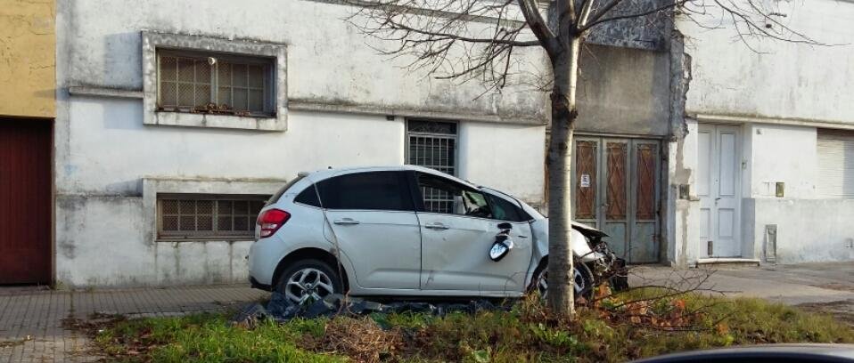 Denuncian abandono de un auto en el barrio Meridiano V