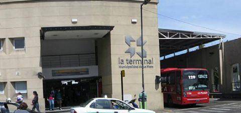 En medio de una discusión, una patota intentó quemar a un hombre en la Terminal