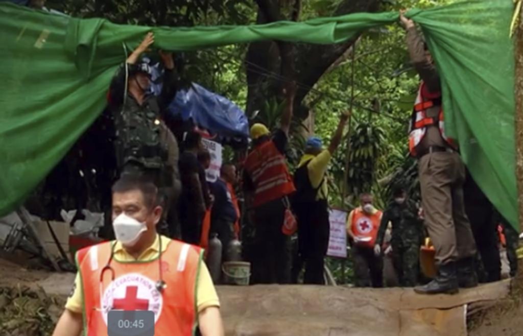 Lograron rescatar con éxito a cuatro de los chicos atrapados en la cueva de Tailandia