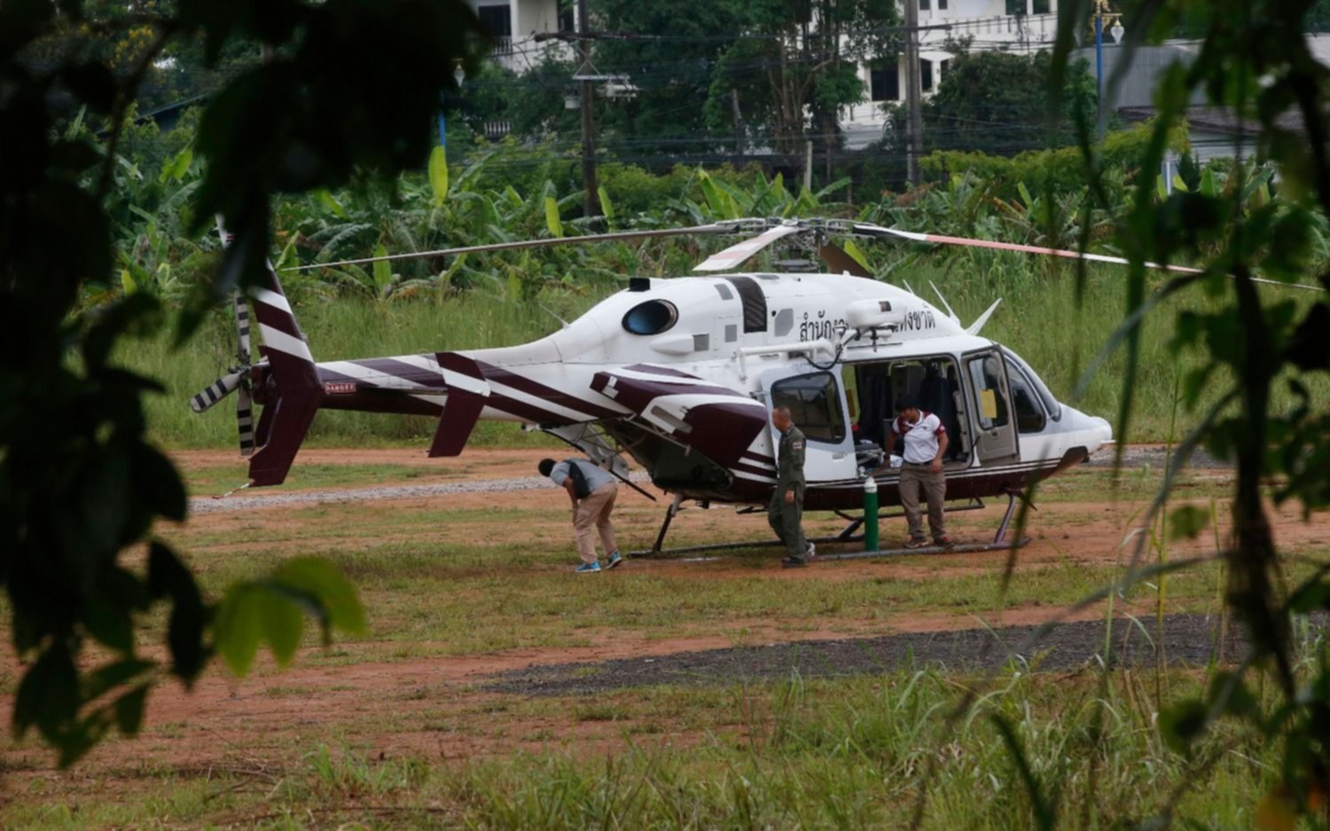 Horas dramáticas en Tailandia: rescatan a otros 4 chicos y aún quedan 5 personas en la cueva