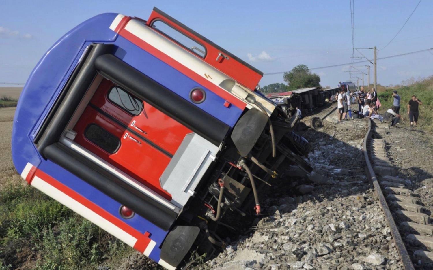 Al menos 24 muertos por el descarrilamiento de un tren en Turquía