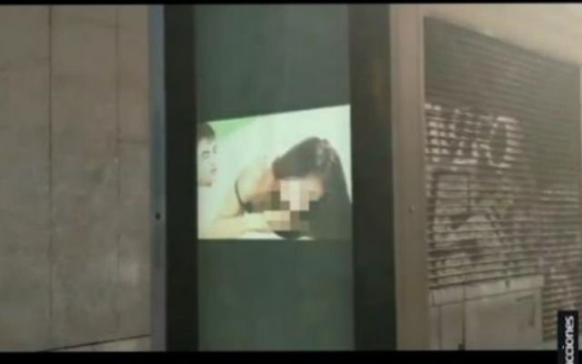 Caminaba por la calle y... ¡sorpresa!: en una pantalla pasaban una película XXX