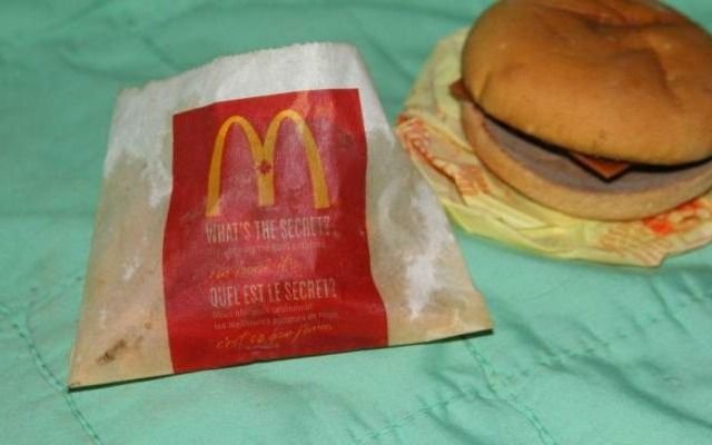 Vende una hamburguesa y papas fritas que compró hace 6 años