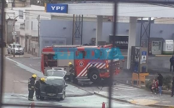 Enorme susto por un auto que se incendió a metros de una estación de servicio