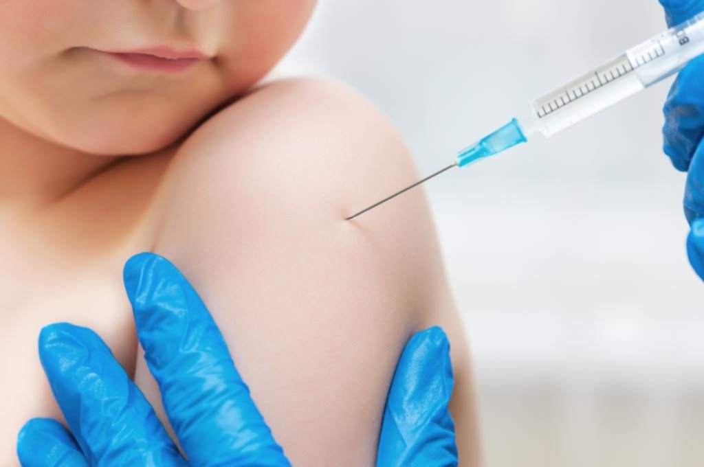 Vacunas: ¿conviene o no adelantarles a los chicos que el pinchazo va a doler?
