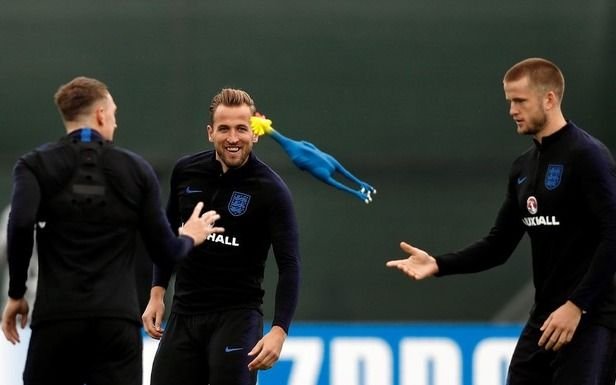 El muy particular entrenamiento del plantel inglés utilizando juguetes