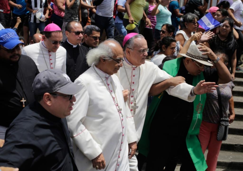 La profanación de un templo y la agresión a obispos asestan un golpe al diálogo en Nicaragua