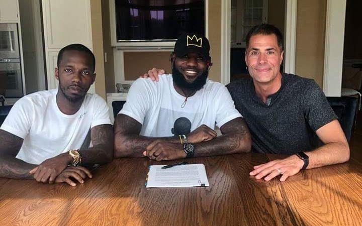 Lebron hizo oficial su salida y firmó con los Lakers