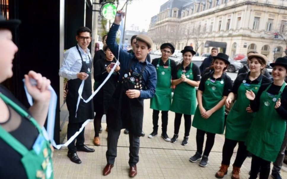 Starbucks desembarcó en la Ciudad: inauguró un local a metros de Plaza San Martín