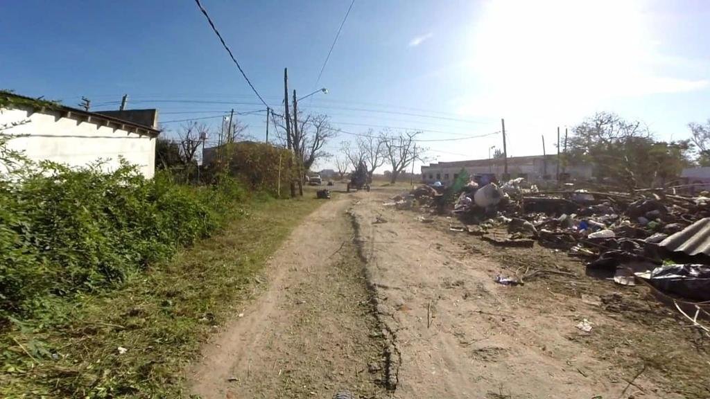Angustia vecinal por calle en mal estado y basural