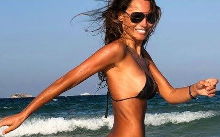 Pampita deslumbra en bikini en Ibiza