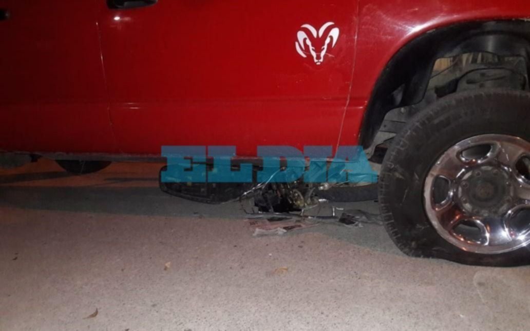 Accidente en Berisso: una moto fue embestida por una camioneta