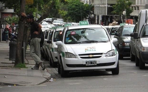 Los taxistas profundizan la protesta contra Uber y el 1 de agosto irán al paro