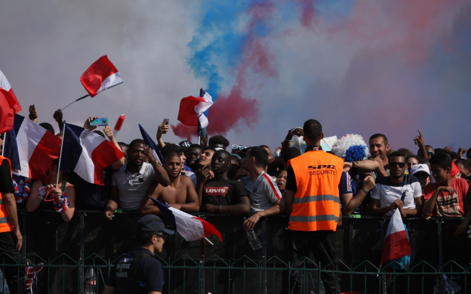 Cerca de 300 detenidos en Francia, tras un festejo repleto de incidentes
