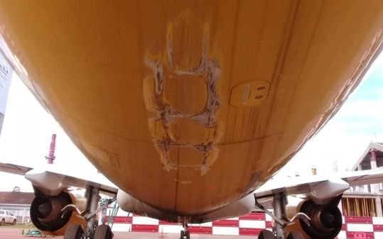 Así quedó la cola de un avión de Flybondi que no pudo despegar por rozar la pista 