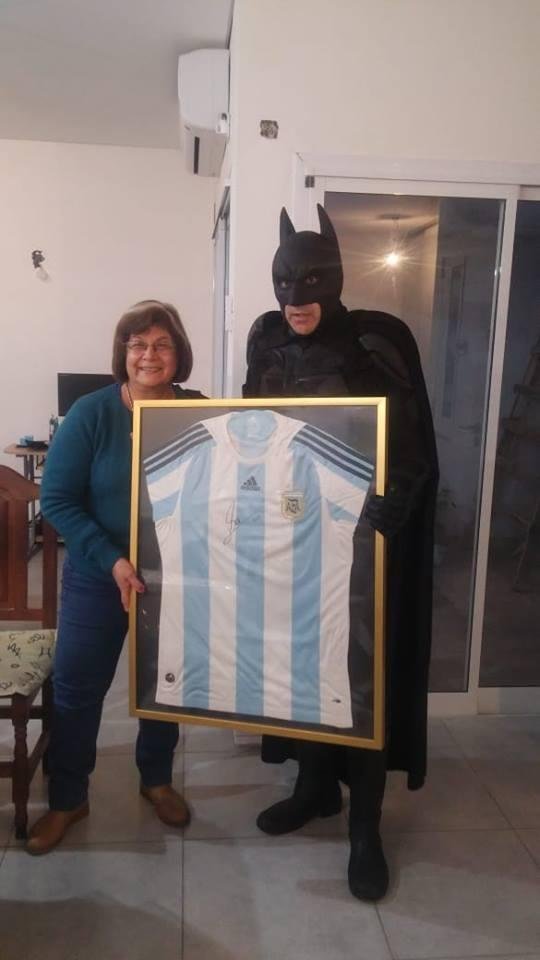 Batman platense sorteó una camiseta con la firma de Messi y juntó $100 mil