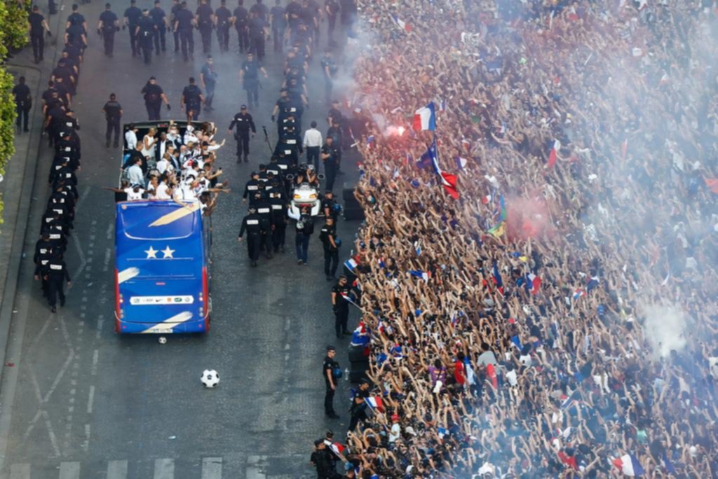 En Francia y Croacia, los jugadores de los seleccionados fueron recibidos como héroes