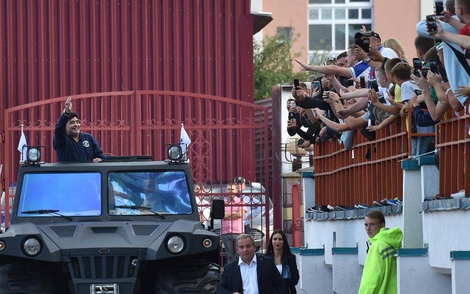 Maradona provocó una “revolución” a su llegada a Bielorrusia