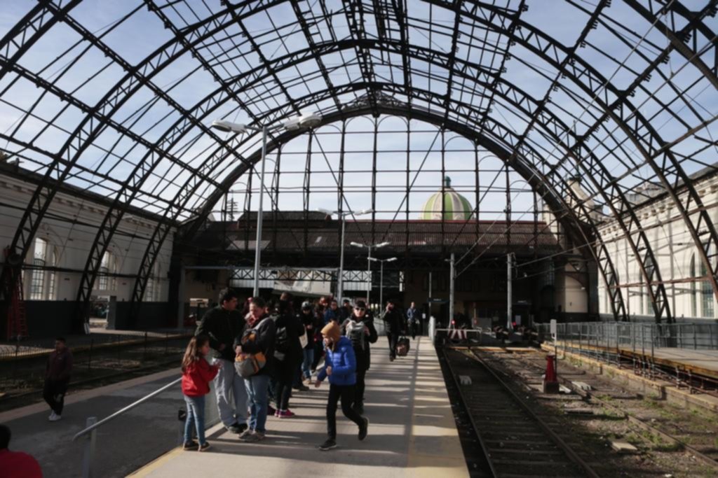 La estación de 1 y 44 ya lleva un año sin techo y esperan el tren a la intemperie
