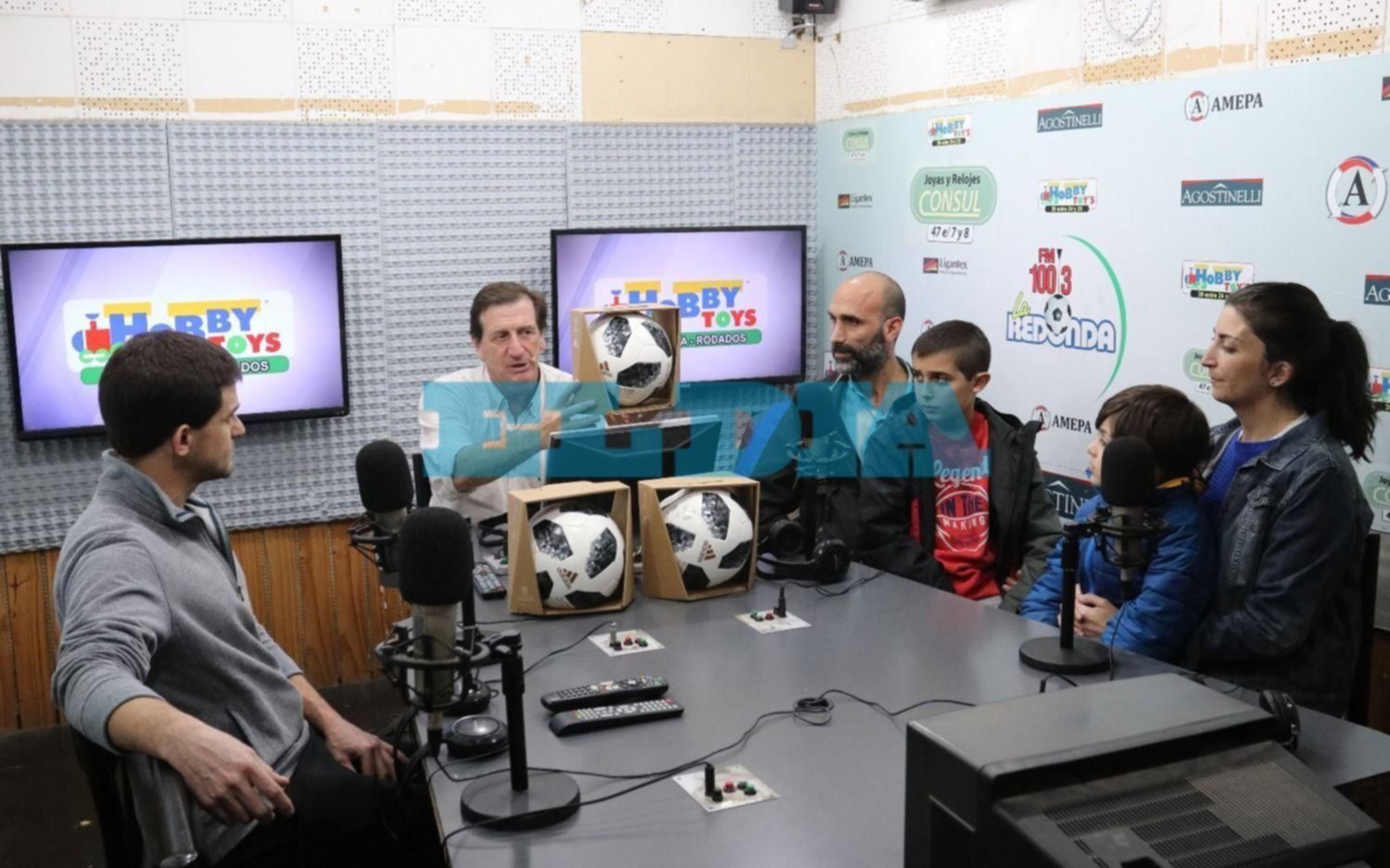 Se entregaron las pelotas de la Copa del Mundo de El Día
