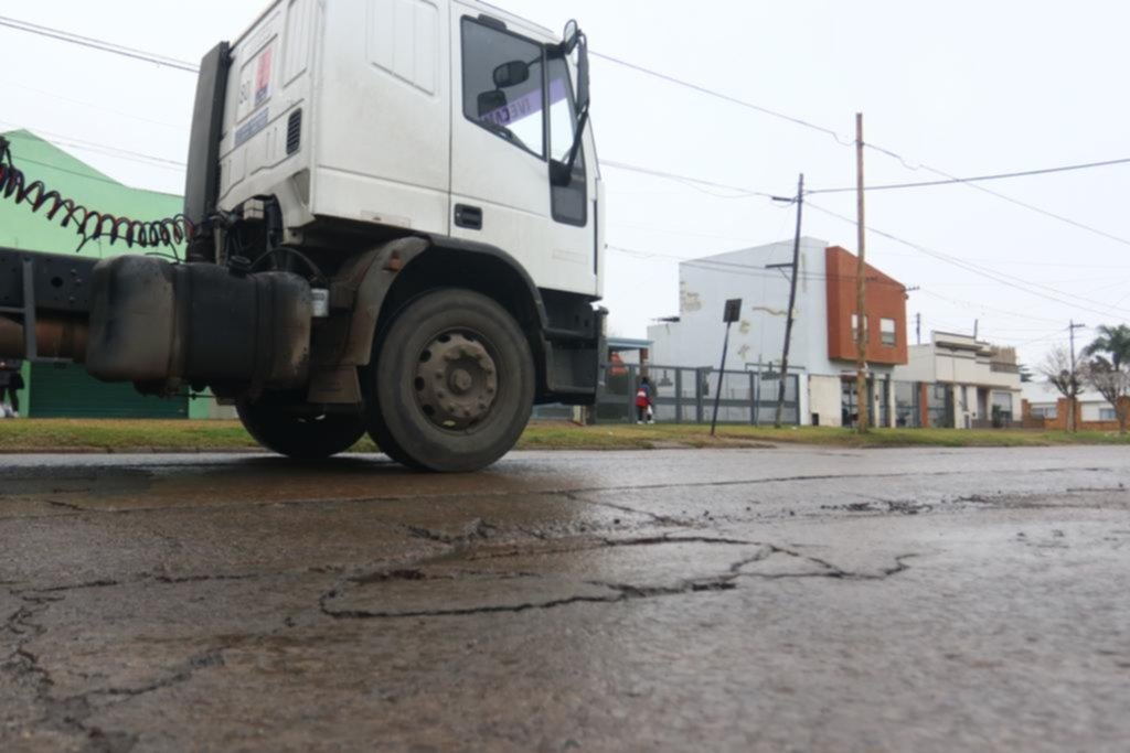 En Tolosa el tránsito es un caos y las calles están “detonadas” por los vehículos pesados