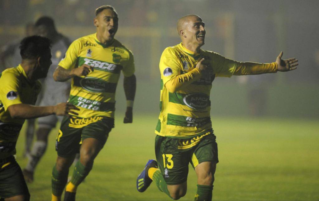 Volvió Beccacece y Defensa se floreó ante El Nacional por la Copa Sudamericana
