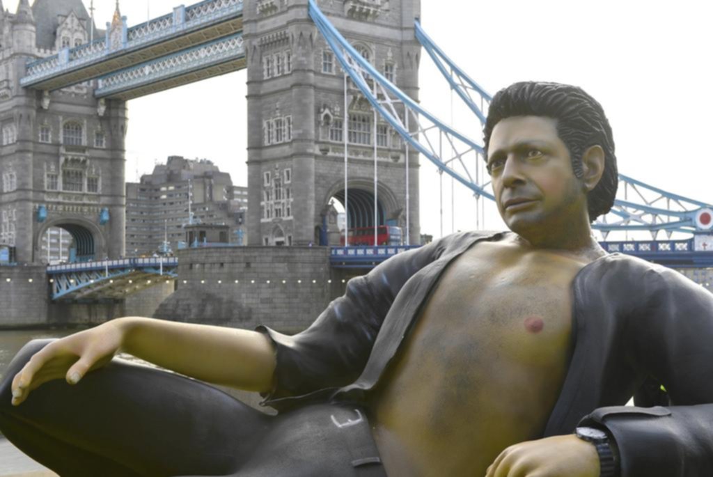 Crean estatua gigante de Jeff Goldblum en Londres