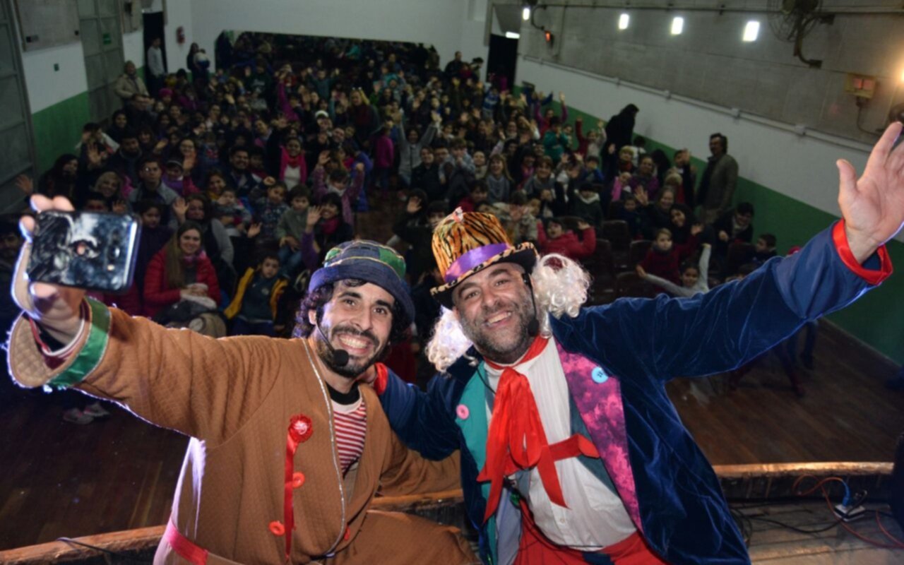 Zabaleta inauguró las vacaciones de invierno en el teatro recuperado del Cosmopolita