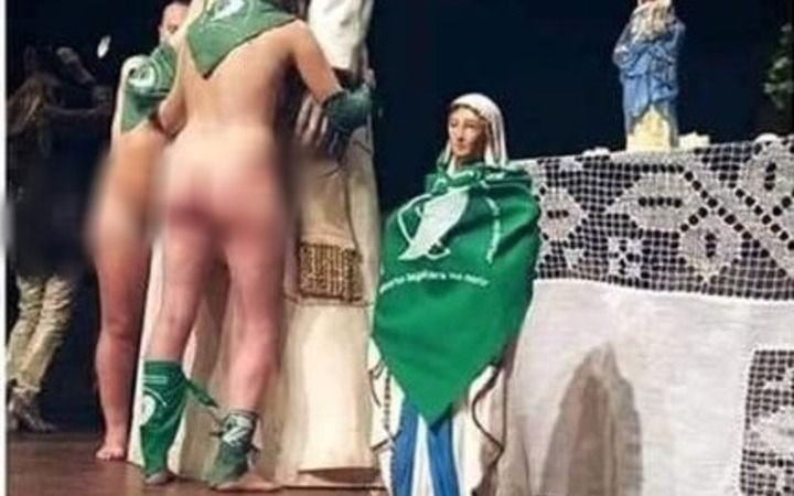 Polémica en Rafaela: bailaron desnudos, y con pañuelos verdes, sobre imágenes religiosas