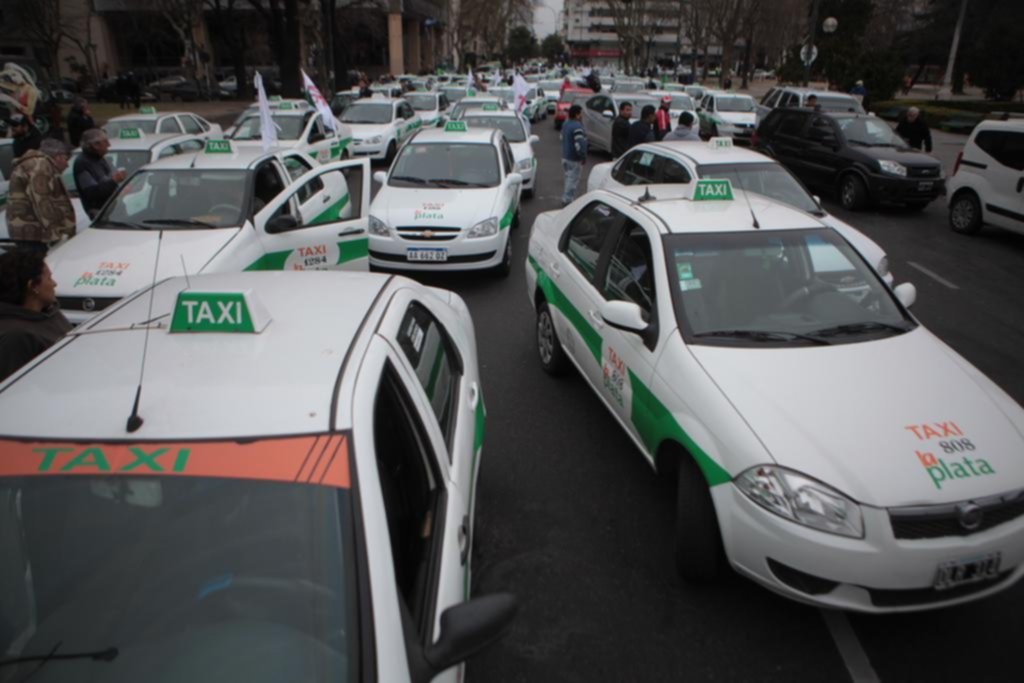 Un sector de los taxistas mantiene el alerta por el proyecto sobre Uber