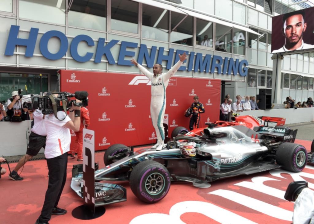Hamilton festejó por los errores de Vettel y tras una espectacular remontada