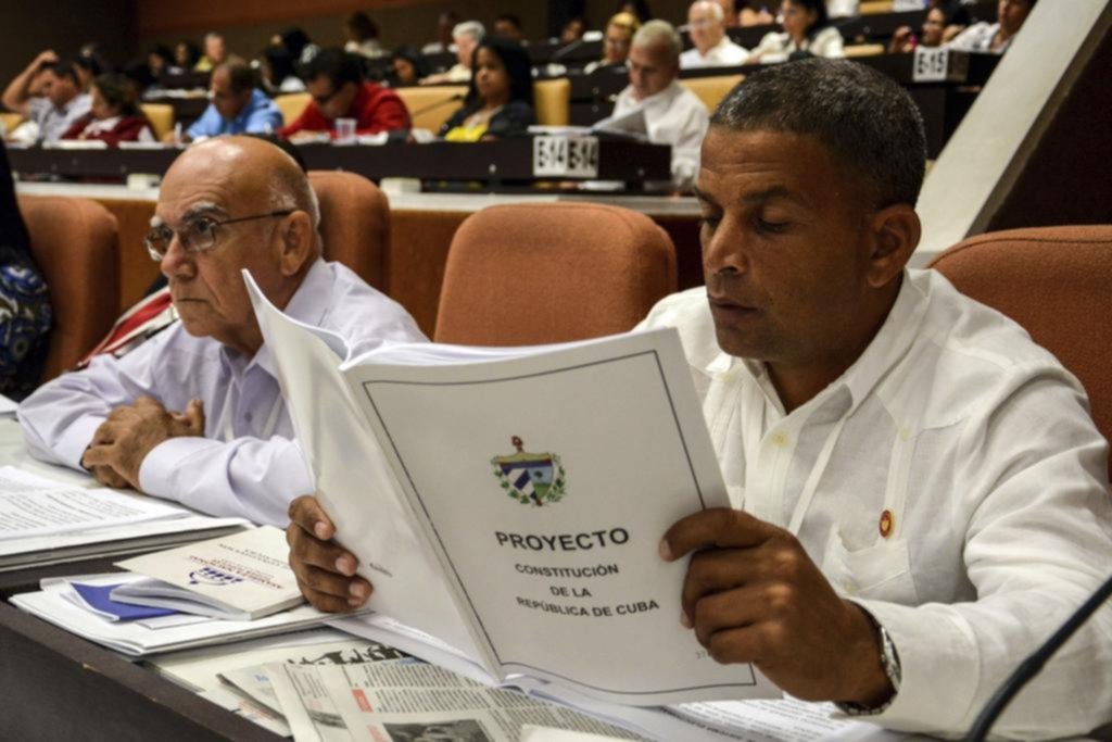 Cuba someterá a referendo a la nueva Constitución , que reconoce la propiedad privada