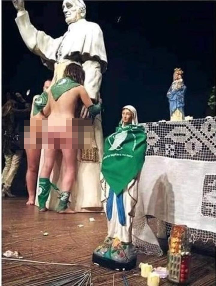 Escándalo en Rafaela por desnudos sobre imágenes religiosas con pañuelos verdes