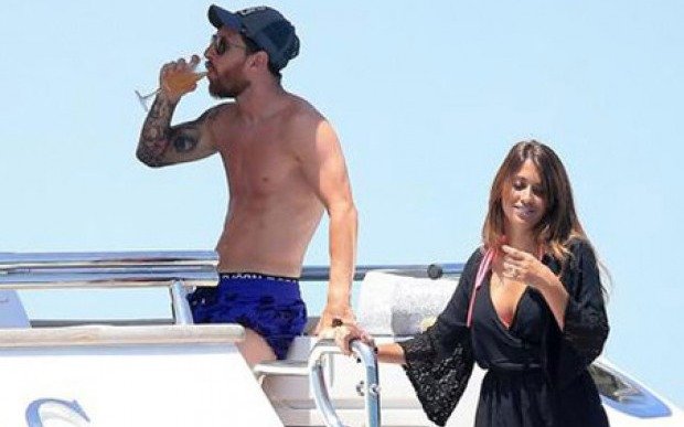 Locura y descontrol por la presencia de Messi en Ibiza