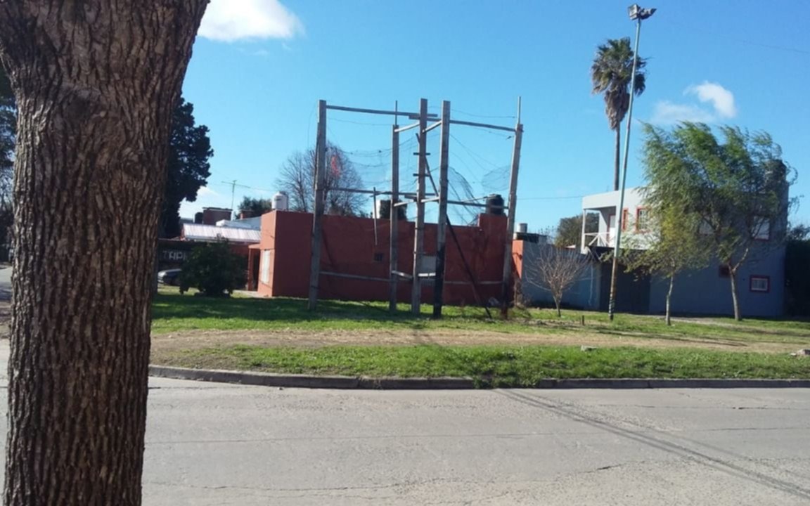 Los Hornos: alertan sobre una estructura de madera con riesgo de caída