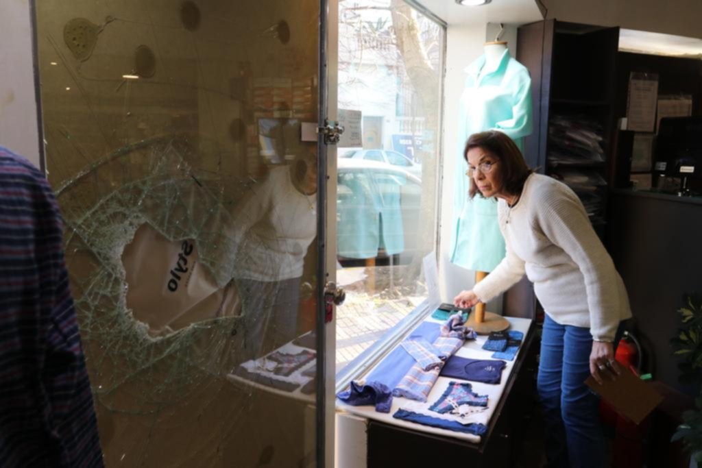 Sin freno, los ladrones también dañaron un local de lencería en 11 y 48