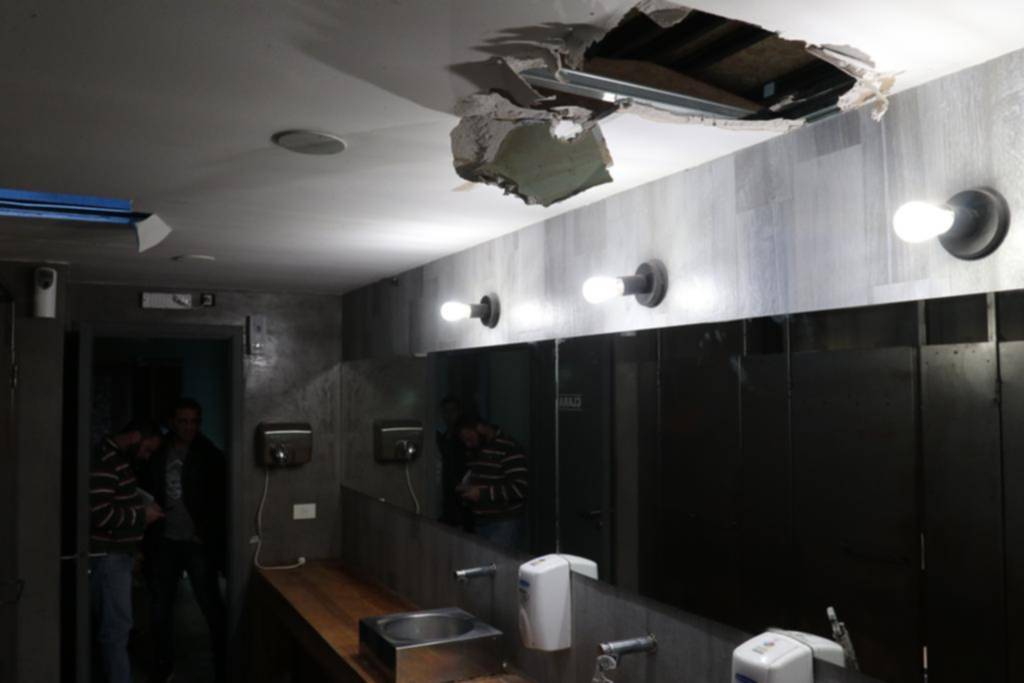 En un bar los ladrones evitaron la alarma entrando por el techo