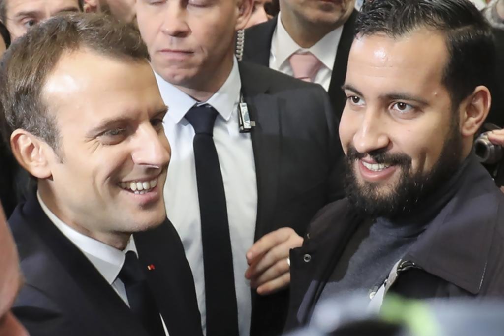 Crece el escándalo en Francia por un custodio de Macron que golpeó a manifestantes
