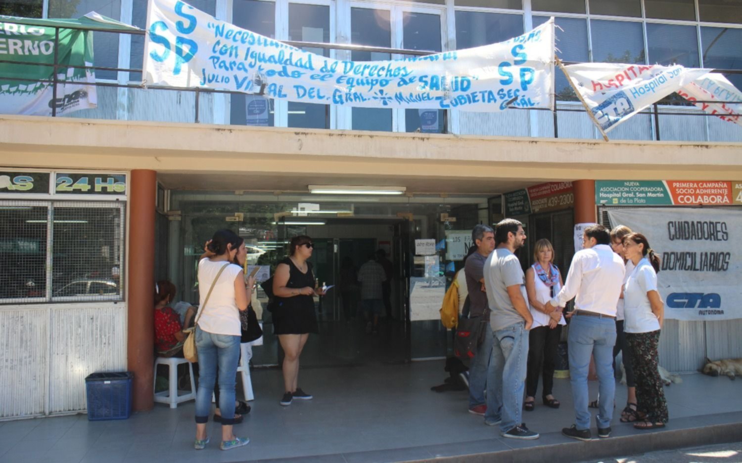 Un abrazo simbólico al Hospital San Martín