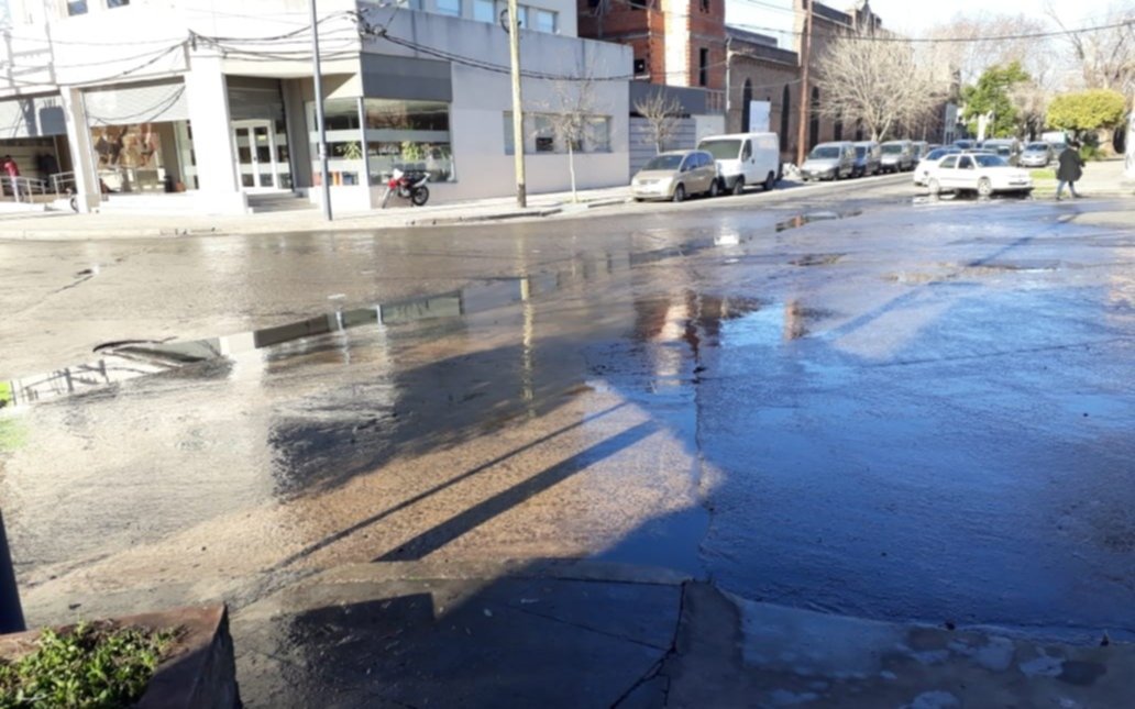 En diagonal 73 y 115 denuncian que una pérdida de agua convirtió a la calle en un río