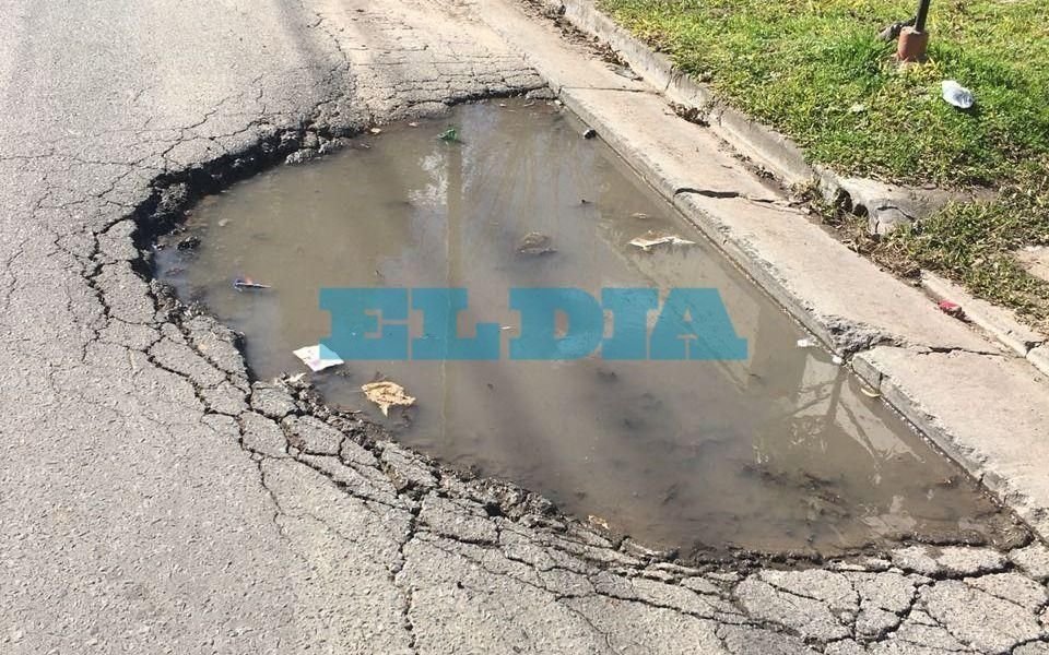Un pozo enorme cumple 2 años y tiene locos a los vecinos de 41 y 131