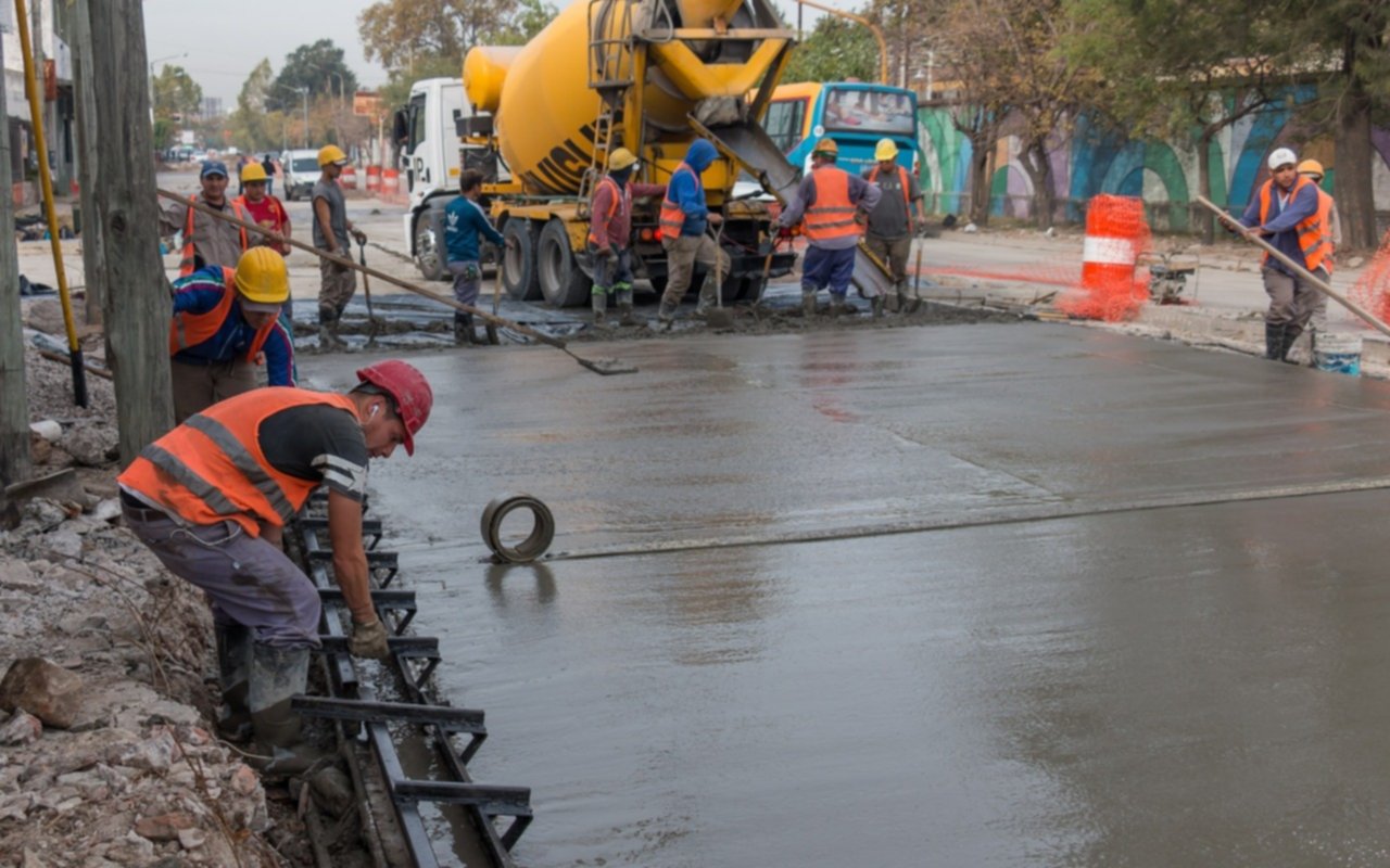 Grindetti firmó dos convenios de 100 millones de obras de pavimento en Lanús