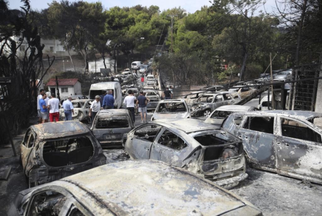 Grecia de duelo por voraces incendios forestales que dejaron al menos 74 muertos