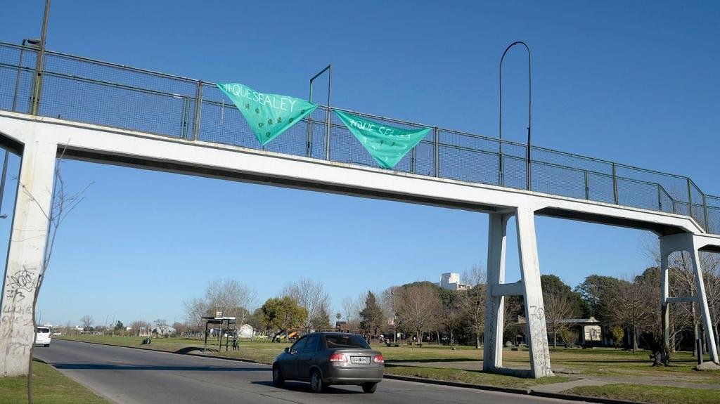 Colgaron pañuelos verdes a favor del aborto legal en varios puentes de La Plata